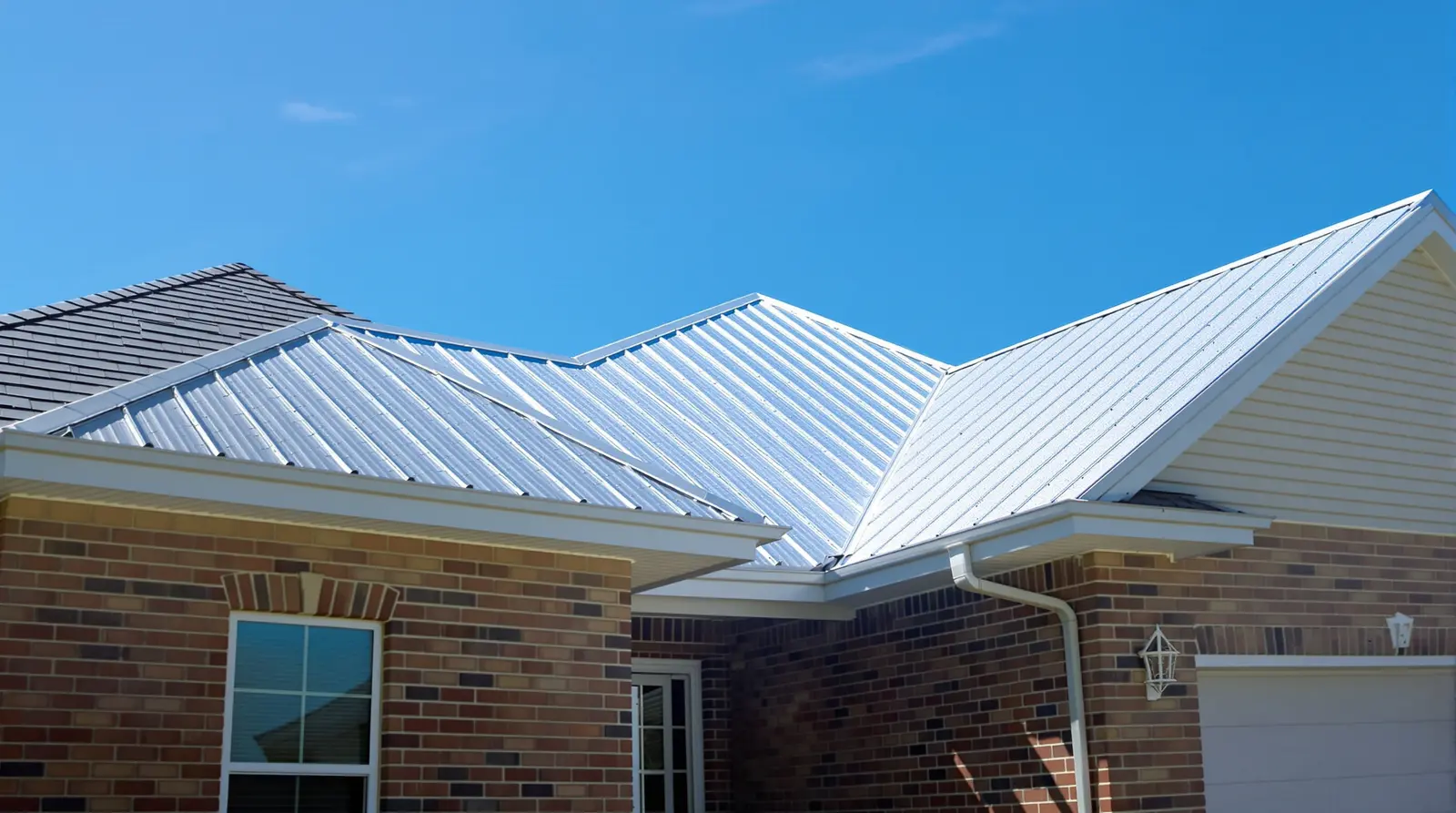 Light-colored metal roof on a Gulf Coast home reflecting sunlight and reducing heat absorption